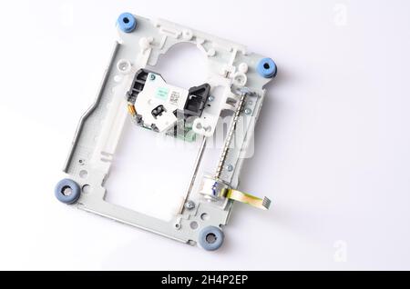 Sammlung von elektronischen Komponenten in weiß isoliert Stockfoto