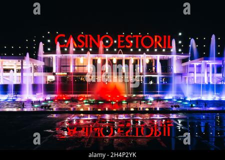 façade des Estoril Casinos in der Nacht. In der Nähe von Lissabon gelegen, ist es das berühmteste Casino in Portugal Stockfoto