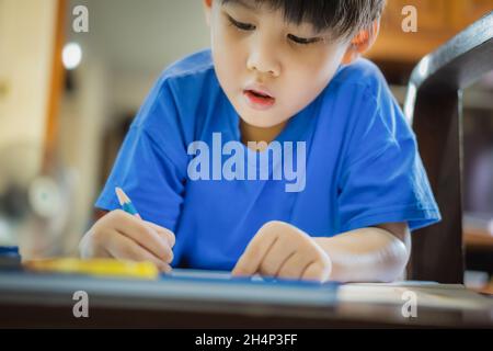 Kindergartenkinder färben ihre Hausaufgaben an die Lehrerin. Stockfoto