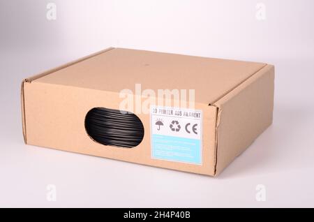 Filament für 3D Printer kristallklar und hell vor einem hellen Hintergrund. Stockfoto
