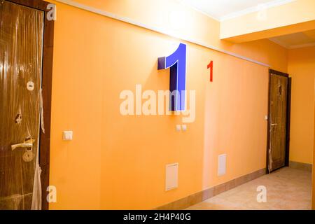 Modernes und neues Gebäude. Großes, modernes, neues und stilvolles Wohnen Mehrfamilienhaus. Immobilien. Neues Haus. Neu erbaute Mehrfamilienhaus Stockfoto