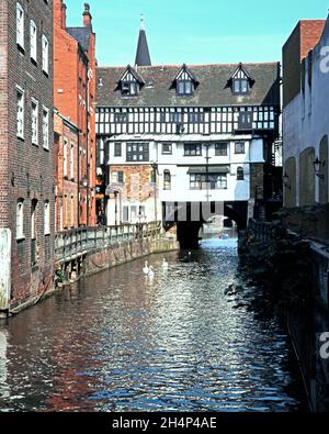 Blick auf die Geschäfte der High Street, die über den und River Witham, Lincoln, führen. Stockfoto