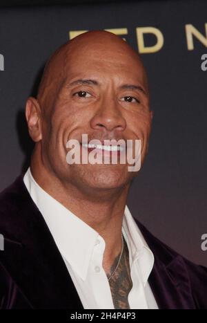 Dwayne Johnson 11/03/2021 die Weltpremiere von 'Red Notice' fand im La La Live Xbox Plaza in Los Angeles, CA Foto: Cronos/Hollywood News Stockfoto