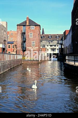 Blick auf die Geschäfte der High Street, die über den and River Witham, Lincoln, Großbritannien, führen. Stockfoto