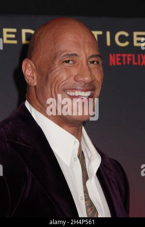 Los Angeles, USA. November 2021. Dwayne Johnson 11/03/2021 die Weltpremiere von 'Red Notice' fand im La La Live Xbox Plaza in Los Angeles, CA Credit: Cronos/Alamy Live News Stockfoto