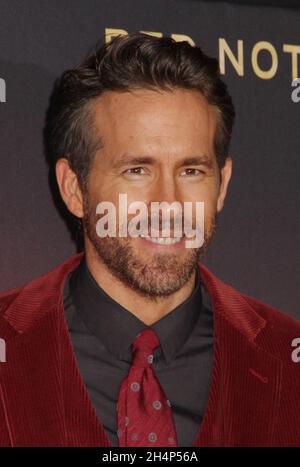 Los Angeles, USA. November 2021. Ryan Reynolds 11/03/2021 die Weltpremiere von „Red Notice“ fand im La Live Xbox Plaza in Los Angeles, CA Credit: Cronos/Alamy Live News Stockfoto