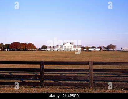 Vorderansicht der Southfork Ranch (Einstellung der Fernsehsendung Dallas), Dallas, Texas, USA. Stockfoto