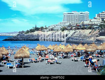 Urlauber am Strand, Playa de las Americas, Teneriffa, Spanien. Stockfoto