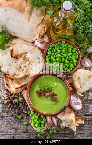 Potage Suppe aus frischen heimischen Erbsen mit Gewürzen Stockfoto