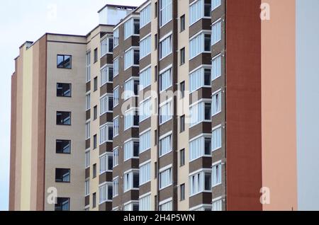 Fassade eines mehrstöckigen Gebäude. Fragment Stockfoto