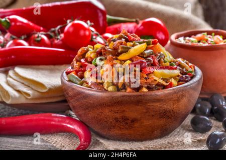 Eintopf aus verschiedenen Gemüse und Fleisch. Mexikanische Küche. Stockfoto