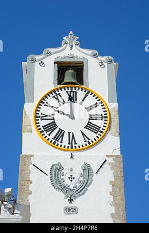 Blick auf die St Marys Kirche (Igreja de Santa Maria do Castelo) Clock Tower, Tavira, Algarve, Portugal, Europa. Stockfoto