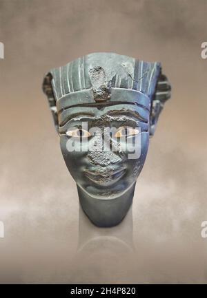 Ägyptische Statue Skulptur eines Königs am Ende der 11. Dynastie, um 2000-1900 v. Chr., Grauwack. Louvre Museum Inv. E10299. König (Nemes Frisur, Ura Stockfoto