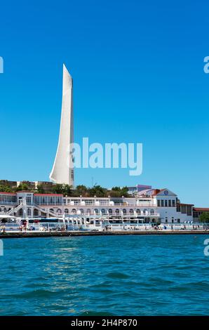 Sewastopol, Krim, Russland - 11. Juni 2021: Obelisk zur Heldenstadt Sewastopols während des sonnigen Tages. Sewastopoler Böschung. Krim. Stockfoto