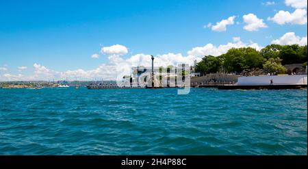 Sewastopol, Krim, Russland - 11. Juni 2021: Denkmal für die überfluteten Schiffe und Kornilow-Ufer in Sewastopol, der Krim am sonnigen Sommertag. Stockfoto