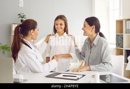 Mutter und Tochter besuchen einen Arzt in der Klinik Stockfoto