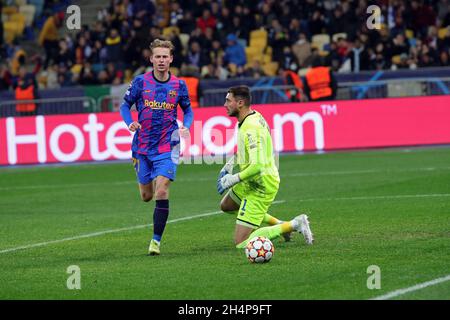 Nicht exklusiv: KIEW, UKRAINE - 2. NOVEMBER 2021 - Mittelfeldspieler Frenkie de Jong (L) vom FC Barcelona und Torwart Georgiy Bushchan vom FC Dynamo Kiew sind dabei Stockfoto