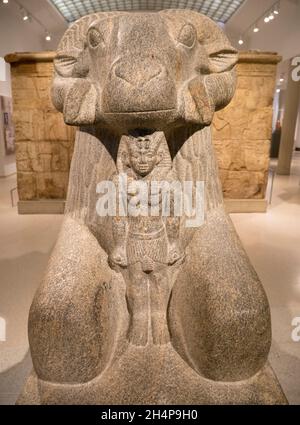 Skulptur des ägyptischen gottes Amun, mit Widder, ausgestellt im Ashmolean Museum. Amun ist der altägyptische gott der Sonne und der Luft und einer der m Stockfoto