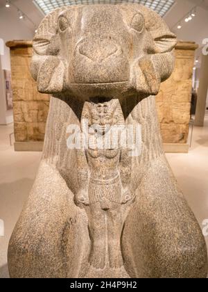 Skulptur des ägyptischen gottes Amun, mit Widder, ausgestellt im Ashmolean Museum. Amun ist der altägyptische gott der Sonne und der Luft und einer der m Stockfoto