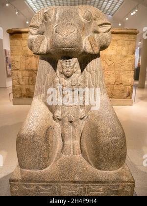 Skulptur des ägyptischen gottes Amun, mit Widder, ausgestellt im Ashmolean Museum. Amun ist der altägyptische gott der Sonne und der Luft und einer der m Stockfoto