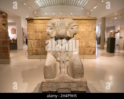 Skulptur des ägyptischen gottes Amun, mit Widder, ausgestellt im Ashmolean Museum. Amun ist der altägyptische gott der Sonne und der Luft und einer der m Stockfoto