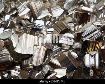 Das Mineral Pyrit oder Eisenpyrit ist ein Eisensulfid mit der chemischen Formel FeS2. Der metallische Glanz des Minerals und der blasse messinggelbe Farbton verleihen ihm seinen Glanz Stockfoto
