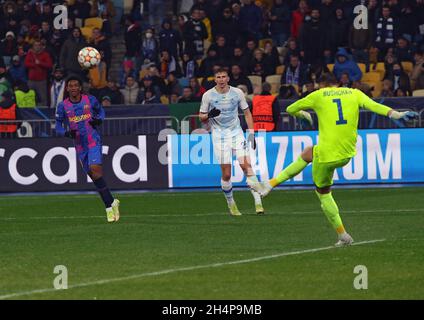 Nicht exklusiv: KIEW, UKRAINE - 2. NOVEMBER 2021 - Torhüter Georgiy Bushchan (R) vom FC Dynamo Kiew ist während der UEFA Champions Le 2021/2022 abgebildet Stockfoto