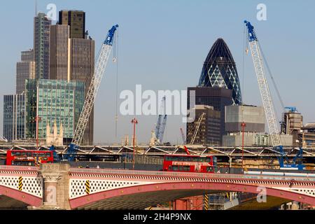 Hier sehen wir den Blick von der Waterloo-Brücke auf die Blackfriars-Brücke und weiter zu den Wolkenkratzern der City of London. Die Skyline dieses g Stockfoto