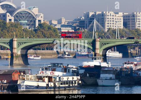 Hier sehen wir den Blick auf die Themse zur Vauxhall Bridge und Charing Cross Road Railways Station - das moderne Gebäude auf der linken Seite. Wie immer, Busse und Stockfoto