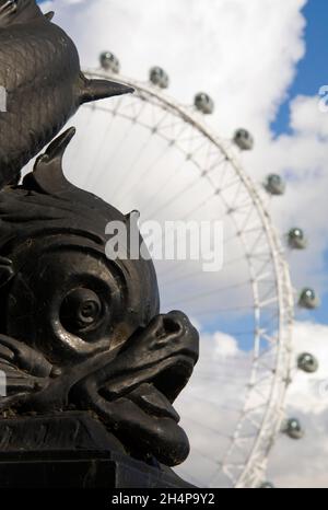Das London Eye ist ein Riesenrad am Südufer der Themse in London. Er drehte sich erstmals 1999. Auch bekannt als Millennium Wheel, Stockfoto