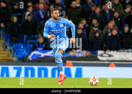 Kyle Walker #2 von Manchester City läuft mit dem Ball Stockfoto