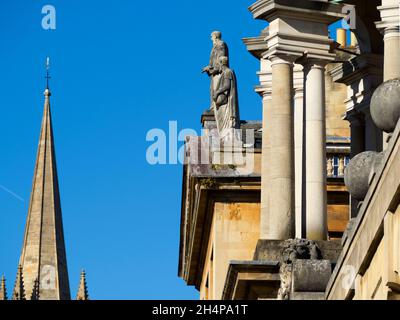 Der Blick entlang der Oxford High Street, an einem schönen Herbsttag. Zu den Sehenswürdigkeiten gehören die Fassade des Queen's College (rechts) und die prächtigen s Stockfoto