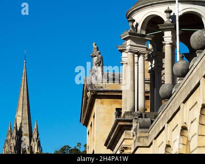 Der Blick entlang der Oxford High Street, an einem schönen Herbsttag. Zu den Sehenswürdigkeiten gehören die Fassade des Queen's College (rechts) und die prächtigen s Stockfoto