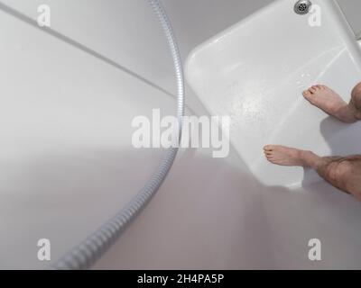 In der Dusche. Eine der Kurden der anhaltenden Pandemie sind Ozeandampfer, die mit Passagieren gefüllt sind und verzweifelt versuchen, von allem zu verschwinden und um g zu segeln Stockfoto