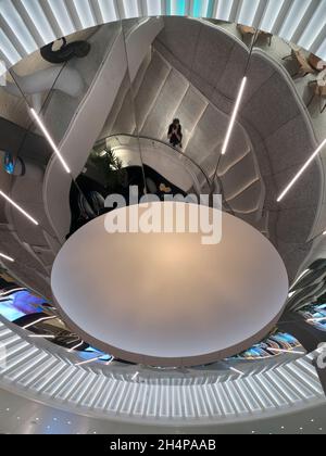 Prunkvolle Atrium-Leuchte. Eine der Kurden der anhaltenden Pandemie sind Ozeandampfer, die mit Passagieren gefüllt sind und verzweifelt versuchen, von allem zu verschwinden, sa Stockfoto