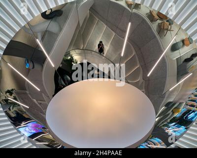 Prunkvolle Atrium-Leuchte. Eine der Kurden der anhaltenden Pandemie sind Ozeandampfer, die mit Passagieren gefüllt sind und verzweifelt versuchen, von allem zu verschwinden, sa Stockfoto