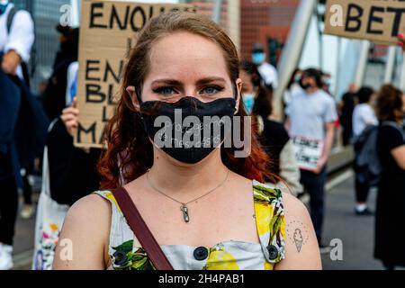 Rotterdam, Niederlande. Black Lives Mstter Demonstration in Down Town Erasmusbrug, um gegen Polizeigewalt und Rassismus zu protestieren, ausgelöst durch die Toten von George Floyd eine Woche zuvor. Juni 3, 2020 Stockfoto