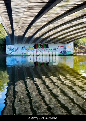 Die Donnington Bridge überquert die Themse stromaufwärts von Oxford. Hier sehen wir abstrakte Spiegelungen von gewelltem Wasser auf seiner Unterseite auf einem feinen Autu Stockfoto