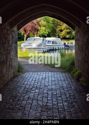 Abingdon behauptet, die älteste Stadt in England zu sein. Dies ist die berühmte mittelalterliche Steinbrücke. Es wurde 1416 begonnen und 1422 unter Verwendung von lokalem li fertiggestellt Stockfoto