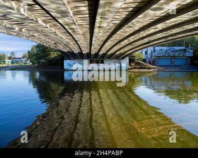 Die Donnington Bridge überquert die Themse stromaufwärts von Oxford. Hier sehen wir abstrakte Spiegelungen von gewelltem Wasser auf seiner Unterseite auf einem feinen Autu Stockfoto