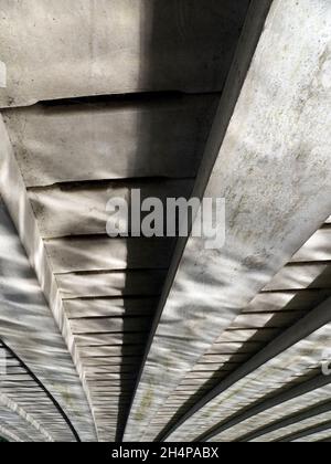 Die Donnington Bridge überquert die Themse stromaufwärts von Oxford. Hier sehen wir abstrakte Spiegelungen von gewelltem Wasser auf seiner Unterseite auf einem feinen Autu Stockfoto