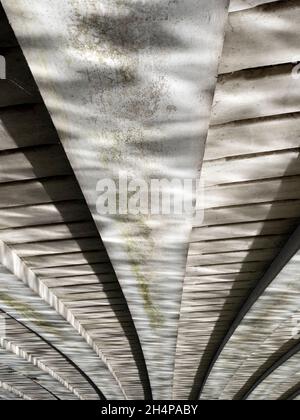 Die Donnington Bridge überquert die Themse stromaufwärts von Oxford. Hier sehen wir abstrakte Spiegelungen von gewelltem Wasser auf seiner Unterseite auf einem feinen Autu Stockfoto