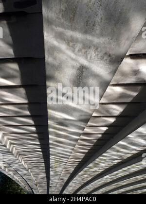 Die Donnington Bridge überquert die Themse stromaufwärts von Oxford. Hier sehen wir abstrakte Spiegelungen von gewelltem Wasser auf seiner Unterseite auf einem feinen Autu Stockfoto