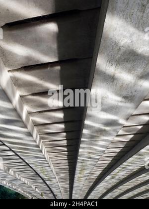 Die Donnington Bridge überquert die Themse stromaufwärts von Oxford. Hier sehen wir abstrakte Spiegelungen von gewelltem Wasser auf seiner Unterseite auf einem feinen Autu Stockfoto