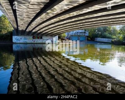 Die Donnington Bridge überquert die Themse stromaufwärts von Oxford. Hier sehen wir abstrakte Spiegelungen von gewelltem Wasser auf seiner Unterseite auf einem feinen Autu Stockfoto