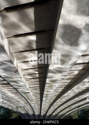 Die Donnington Bridge überquert die Themse stromaufwärts von Oxford. Hier sehen wir abstrakte Spiegelungen von gewelltem Wasser auf seiner Unterseite auf einem feinen Autu Stockfoto