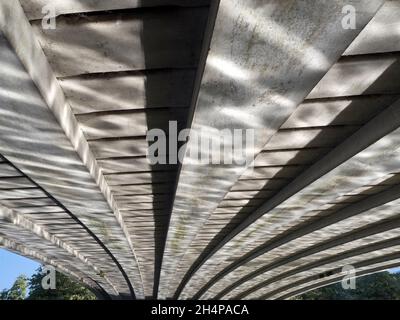 Die Donnington Bridge überquert die Themse stromaufwärts von Oxford. Hier sehen wir abstrakte Spiegelungen von gewelltem Wasser auf seiner Unterseite auf einem feinen Autu Stockfoto