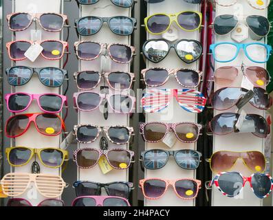 Die Portobello Road ist ein berühmter Ort im trendigen Viertel Notting Hill im Royal Borough of Kensington and Chelsea im Westen Londons. An Samstagen, es Stockfoto