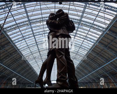 St. Pancras, London, ist einer der verkehrsreichsten Bahnhöfe im Vereinigten Königreich. Es ist von einer atemberaubenden Eisen- und Glasarchitektur aus viktorianischer Zeit geschmückt - und das auch Stockfoto