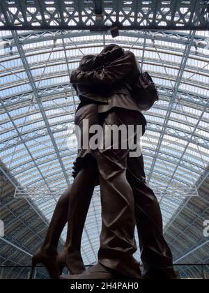 St. Pancras, London, ist einer der verkehrsreichsten Bahnhöfe im Vereinigten Königreich. Es ist von einer atemberaubenden Eisen- und Glasarchitektur aus viktorianischer Zeit geschmückt - und das auch Stockfoto